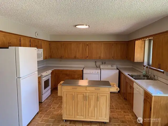 Large kitchen with movable island
