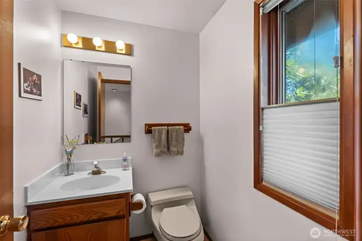 1/2 bath (Main)