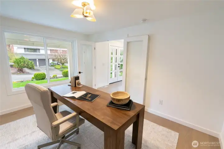 Flexible office or bedroom space.