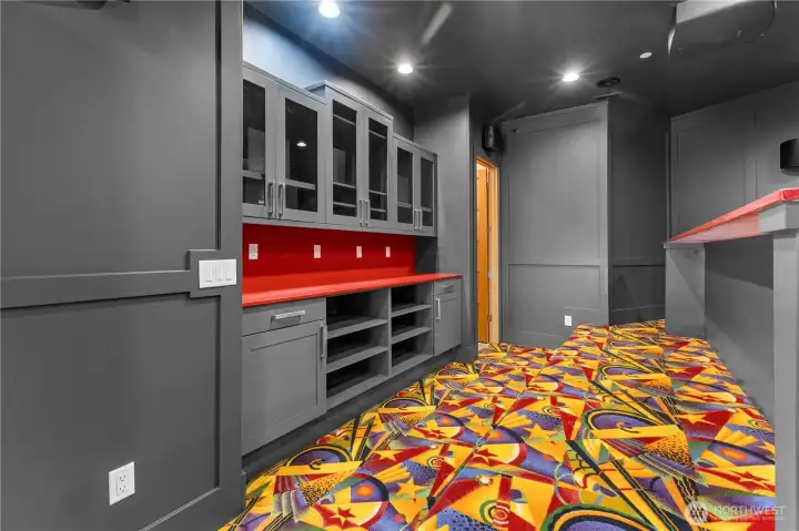 Movie theater/snack bar/Electric recliners/eating bar/projector/large screen/surround sound/seat rumblers