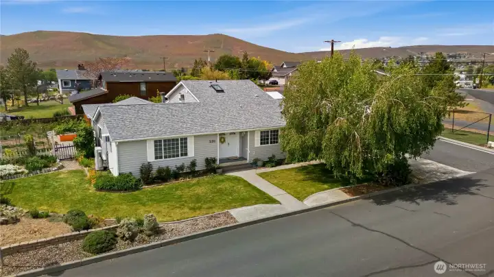 Welcome Home!  3 bed, 2.75 bath, 2440 sqft