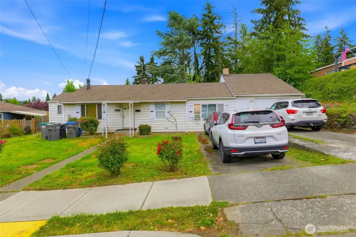 Two additional driveways for extra parking! Two additional driveways for extra parking!