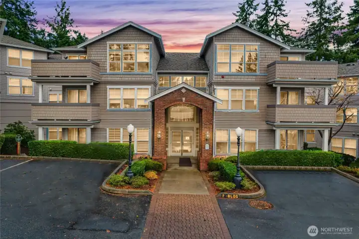 Welcome Home to Montclair! Just minutes from Edmonds Waterfront and Beautiful Sunsets!