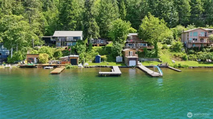 Here you can see the play area, Pumphouse and Dock- White outbuilding to the left.  Rowboat stays!