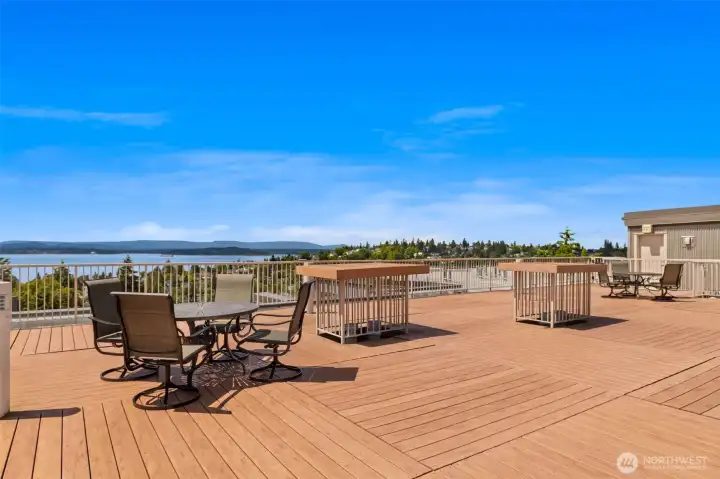 Rooftop patio - great hosting a gathering