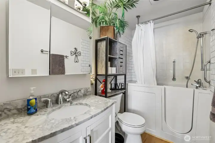 Shower in master w/ Handicap accessible shower Shower in master w/ Handicap accessible shower