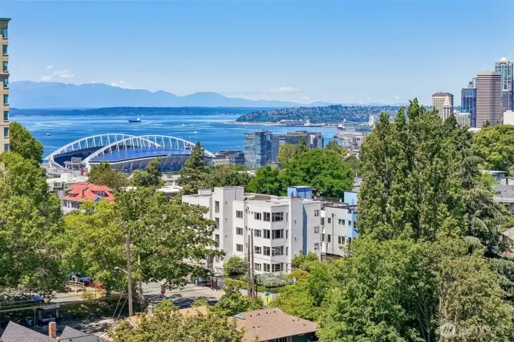 Close proximity to stadiums and waterfront Close proximity to stadiums and waterfront