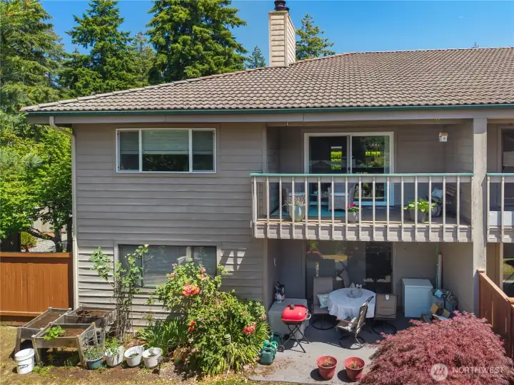 Private end unit balcony offers abundant privacy and views of golf course.