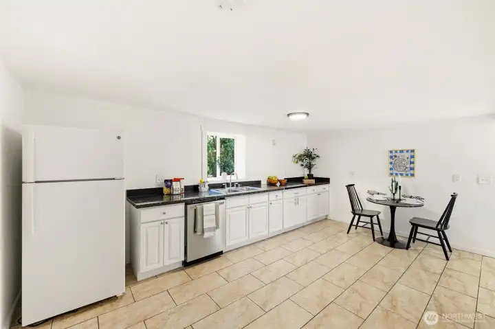 Kitchen & Kitchen Eating Area