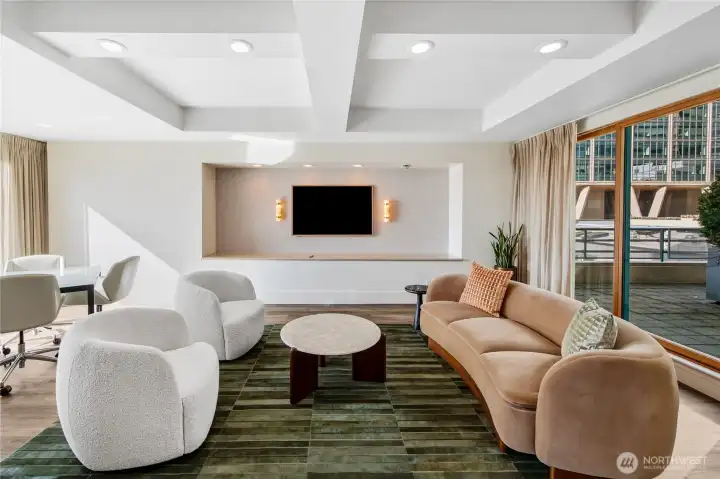 Flexible shared space on the sixth floor expands the possibilities for work, meetings and gathering.