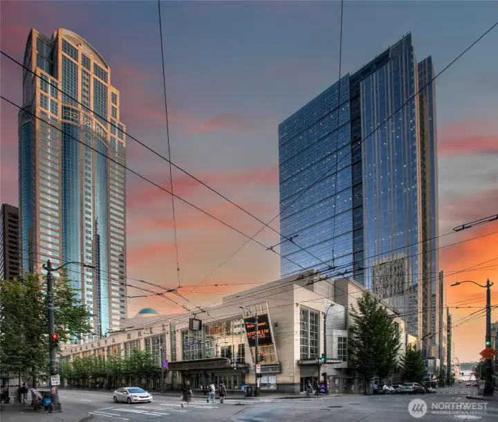 Benaroya Hall and the Seattle Symphony are approximately 0.3 mile from the Watermark, making concerts part of an easy evening on foot.