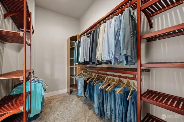 Primary ensuite - walk-in closet