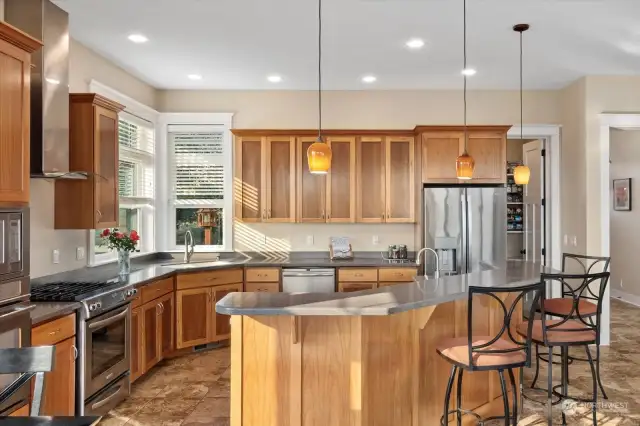 Kitchen custom features include double ovens, dish sink & prep sink