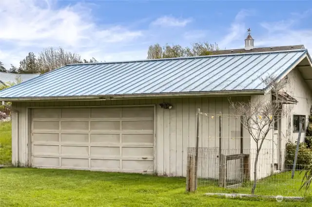 Detached 728 sq ft garage