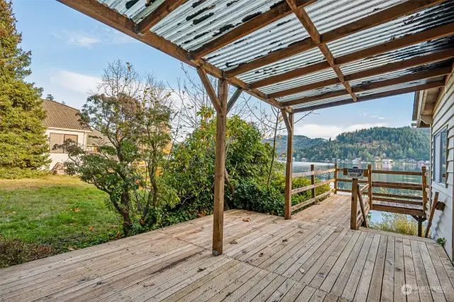 Covered deck area; easy access to cabin from driveway loop accessible from shared driveway.