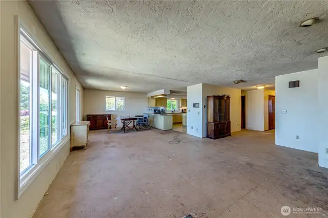 dining & kitchen area