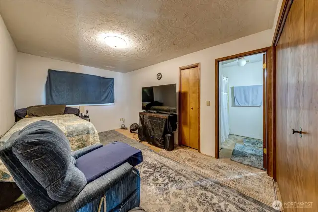 Main level bedroom w/bathroom
