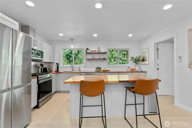 Gas stovetop with electric oven features air fry technology and dehydration settings