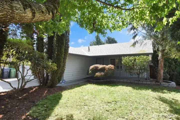 Great 3 bedroom, 2 bathroom home on large lot in great Lake Stevens neighborhood.  Close to shopping, dining, minutes to Boeing and major commuting.