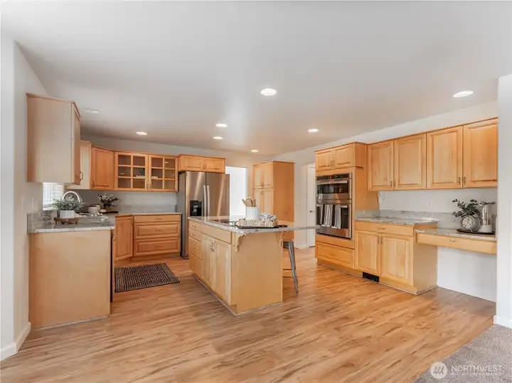 Beautiful kitchen w/ new appliances and granite counters