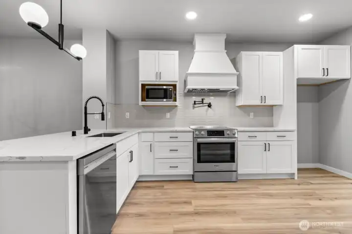 Photographs are for illustrative purposes only. Features, finishes, interior/exterior colors, landscaping and floorplan shown may vary from actual homes built.