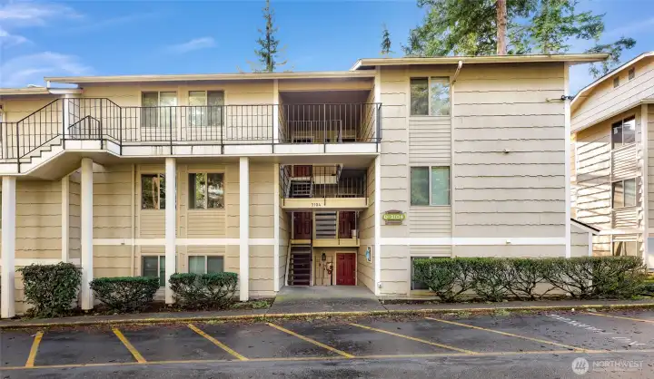 Welcome home to affordable condominium living in the heart of Bellingham. Ideally located near Western Washington University and Bellingham’s Southside amenities, this community offers no rental cap, pet-friendly policies for both cats and dogs, and reasonable monthly dues.