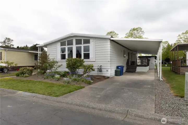 This spacious 3 bedroom 2 bathroom manufactured home offers low maintenance living.