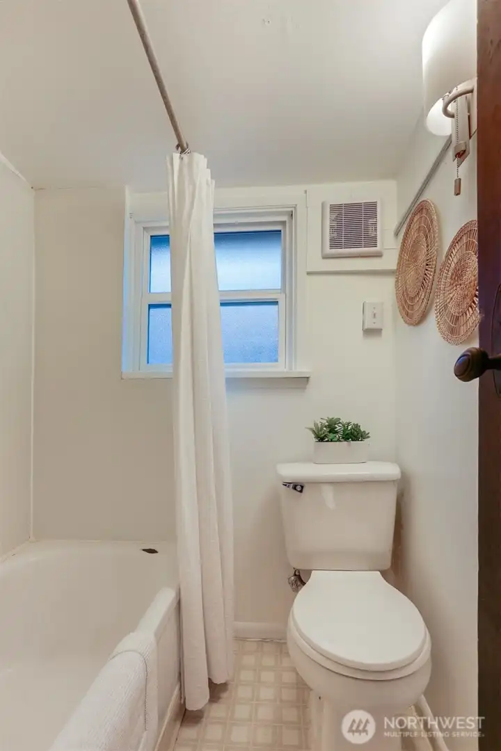 Top floor full bathroom.