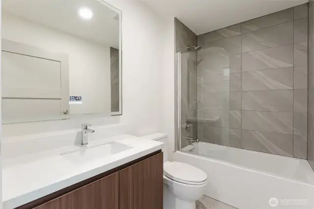 Second bedroom, full bathroom en suite