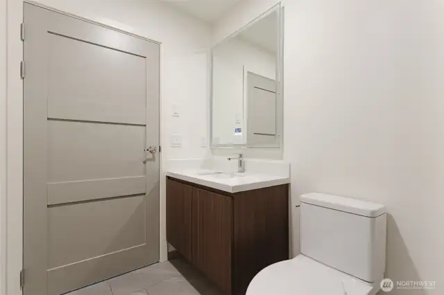 Second bedroom, full bathroom en suite