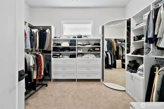 Master Bed walking closet