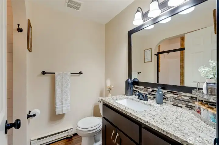 Full bath- don't mis rounded archway over shower/tub