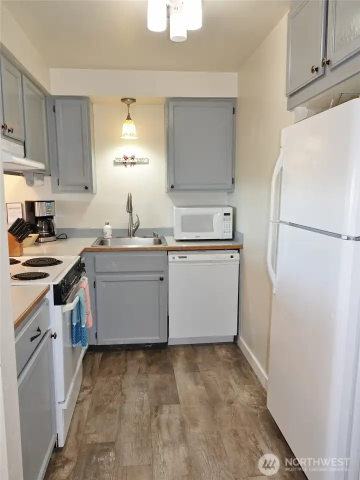 Kitchen w/ all appliances.