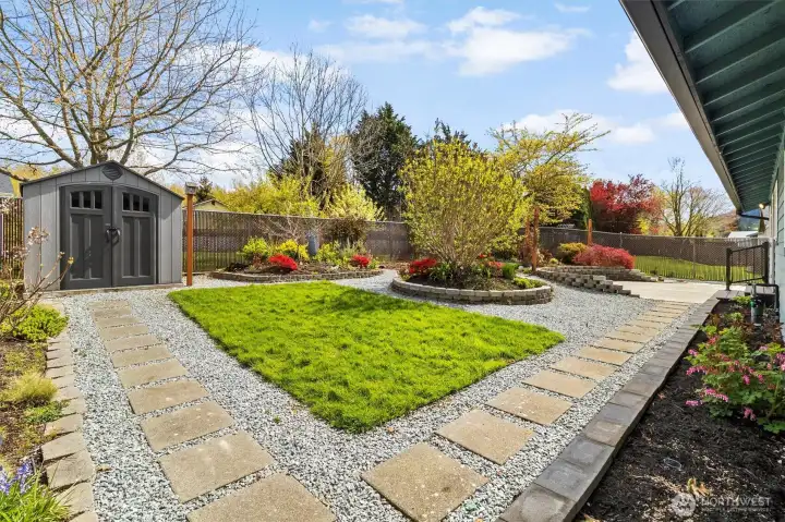 Plant, store, relax - backyard's already set up Plant, store, relax - backyard's already set up