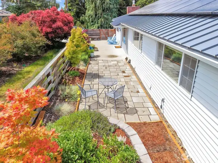 Sunny courtyard in the front.