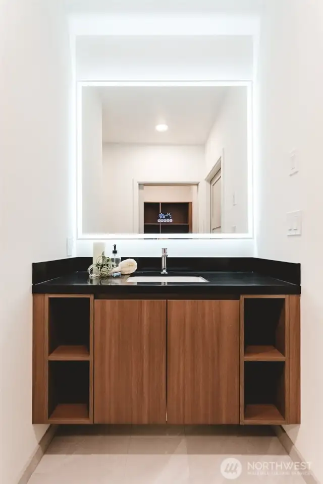 LED & defogging mirror.