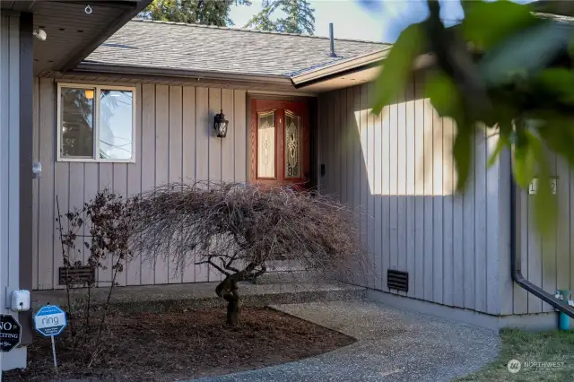 Welcome to this Mill Creek Rambler sprawled out on a spacious lot.