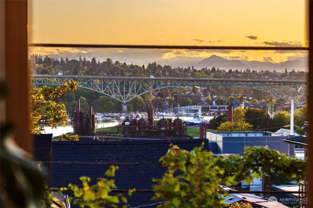 Gas Works on full display when you walk into this Western facing condo. Along with the Olympic Mountains, Lake Union & Aurora Bridge.