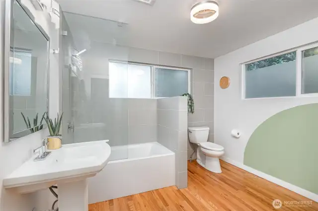 Beautiful en-suite to primary bedroom