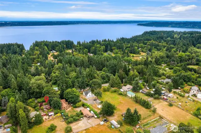 Nestled on magical, rural Vashon Island; a rural paradise situated within easy reach of Seattle, Tacoma and the Kitsap Peninsula, gateway to Olympic National Park. What a great base for exploring all Puget Sound has to offer!