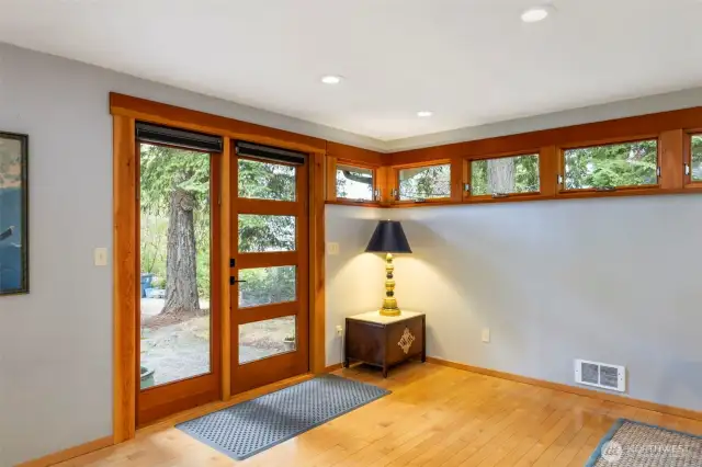 Front door entrance - beautiful fir trim