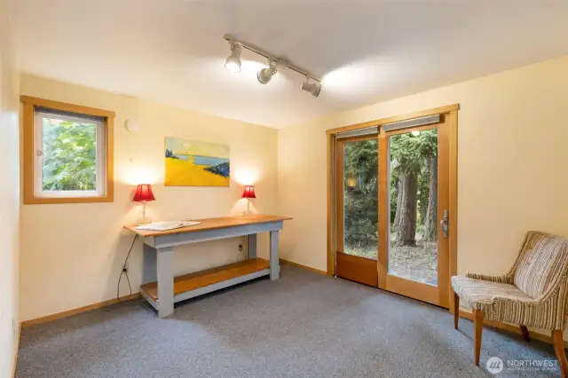 Flex/office space has it's own entrance and could be converted to a 4th bedroom easily.