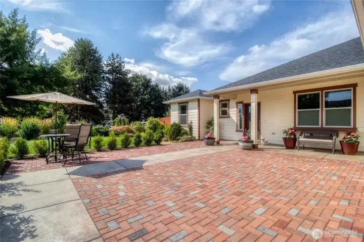 Large patio plus covered porch with mountain view!