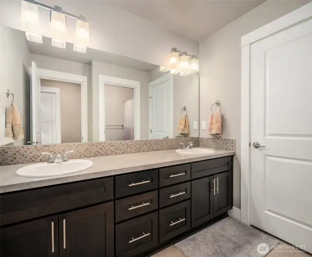 Upper Level Secondary Full Bathroom