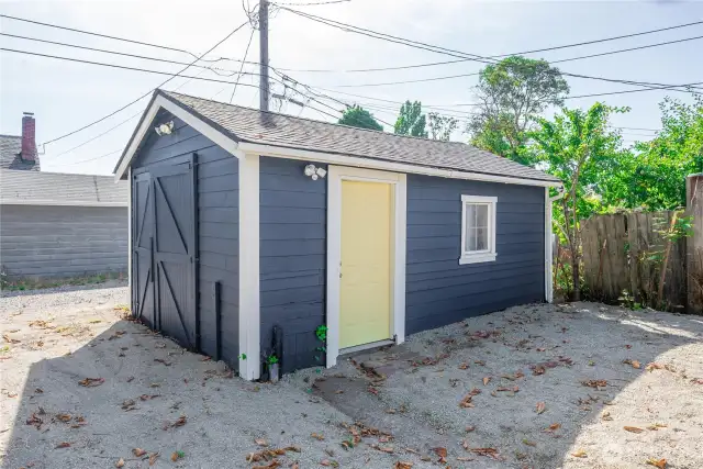 Detached shop/garage.