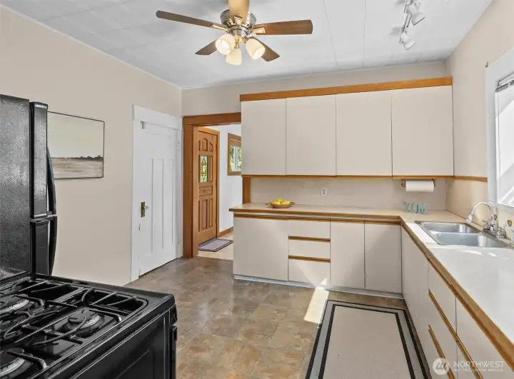 Large kitchen, natural gas range.