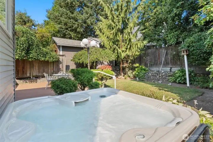 3-4 person hot tub is clean and operating well!  The owner is leaving the spa chemicals for the next owner.  You'll be able to relax in your spa after moving day!