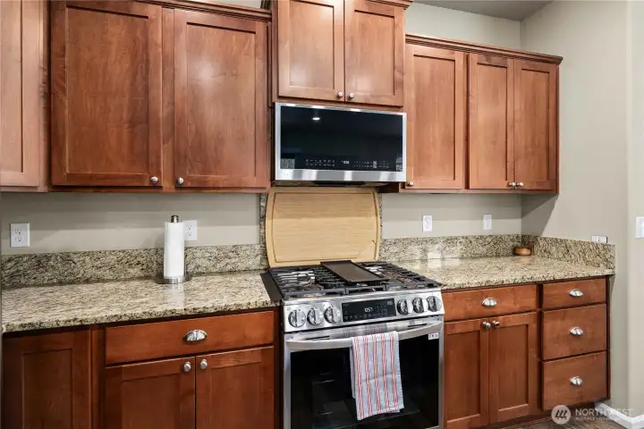 Gas range and low profile microwave/hood