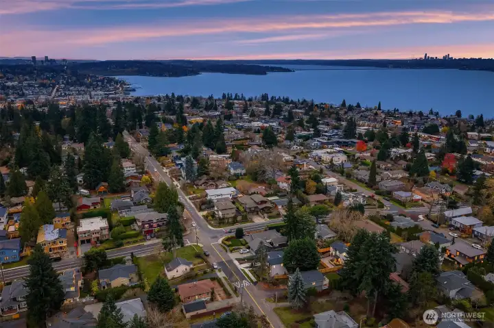 Located in Kirkland’s highly sought-after East of Market neighborhood, offering close proximity to the lake, trails, and downtown.