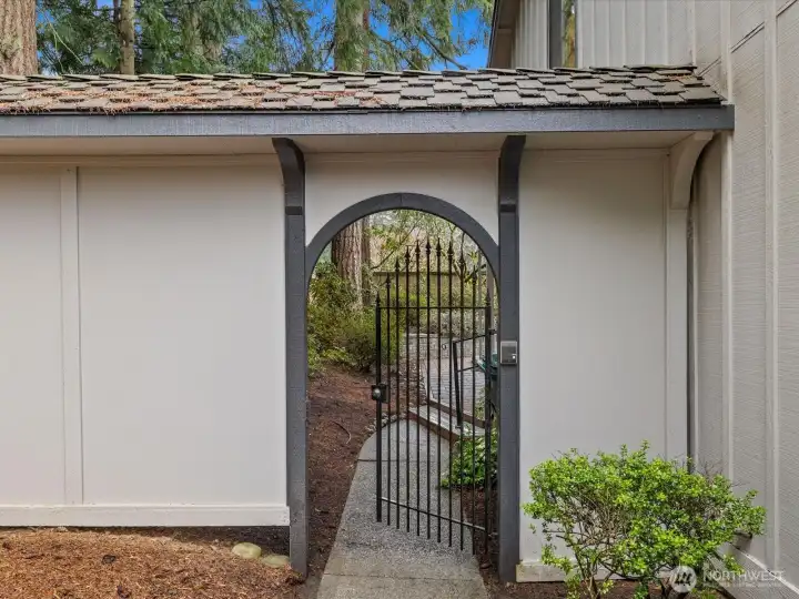 Option to lock gate for added privacy & security